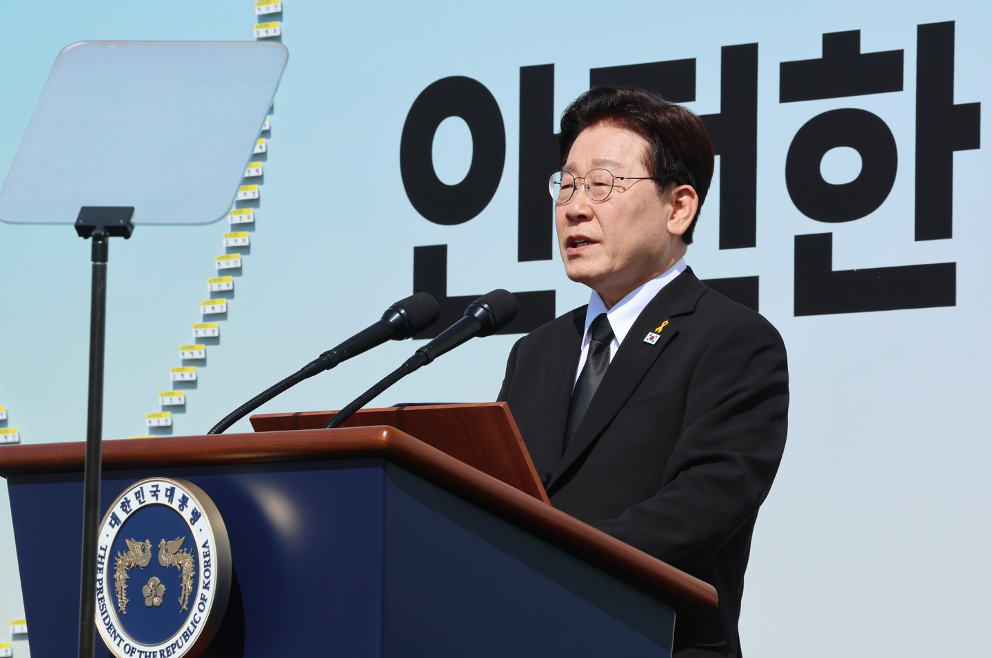 President Lee Jae Myung speaks at a memorial for the 2014 Sewol ferry sinking in Ansan, Gyeonggi, on April 16. [JOINT PRESS CORPS]