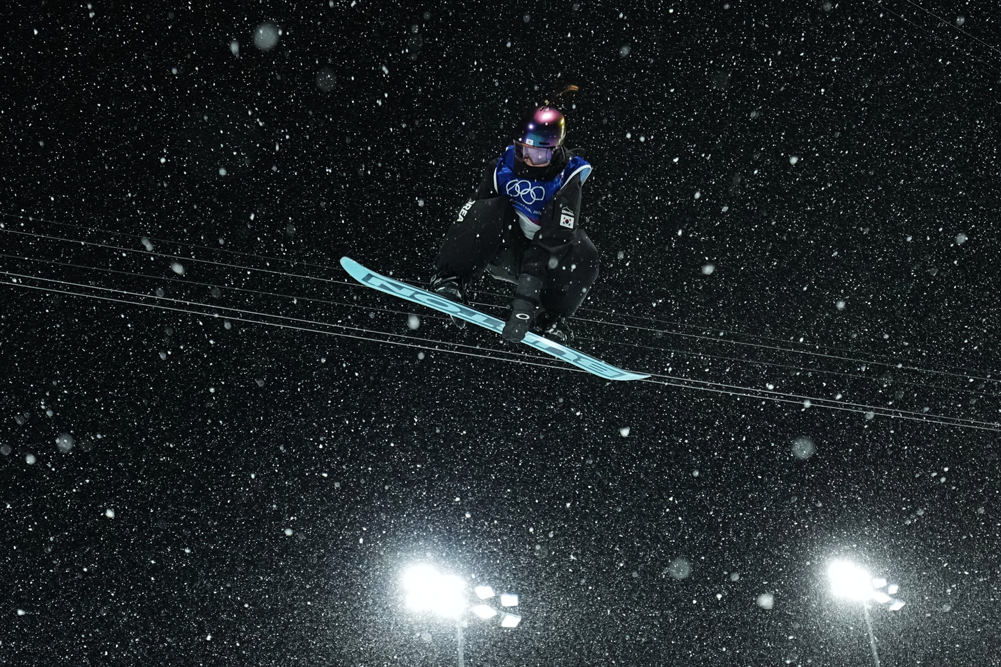 Snowboarder Choi Ga-on competes during the women's snowboarding halfpipe finals at the 2026 Milan-Cortina Winter Olympics, in Livigno, Italy, on Feb. 12. [AP/YONHAP]