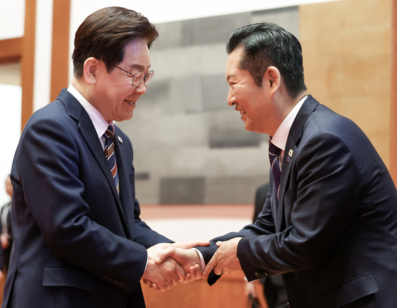President Lee Jae-myung greets Democratic Party leader Chung Cheong-rae at the Blue House on April 7. [YONHAP]