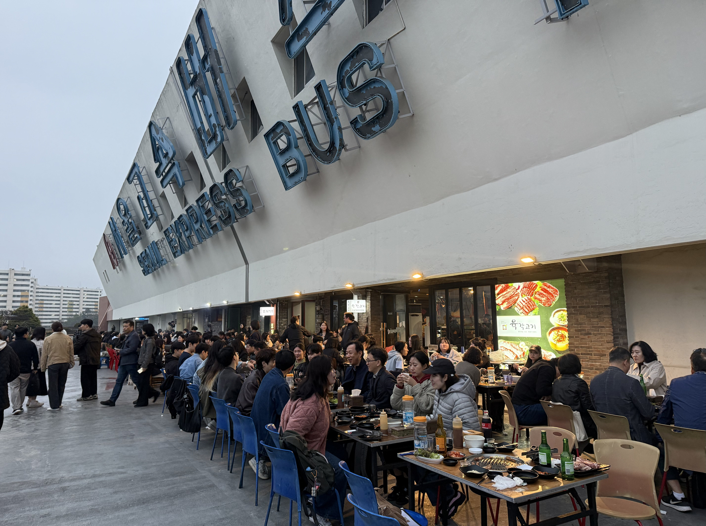 Diners fill the outdoor tables at restaurants located on the rooftop of Seoul Express Bus Terminal in Seocho District, southern Seoul. [WOO JI-WON]