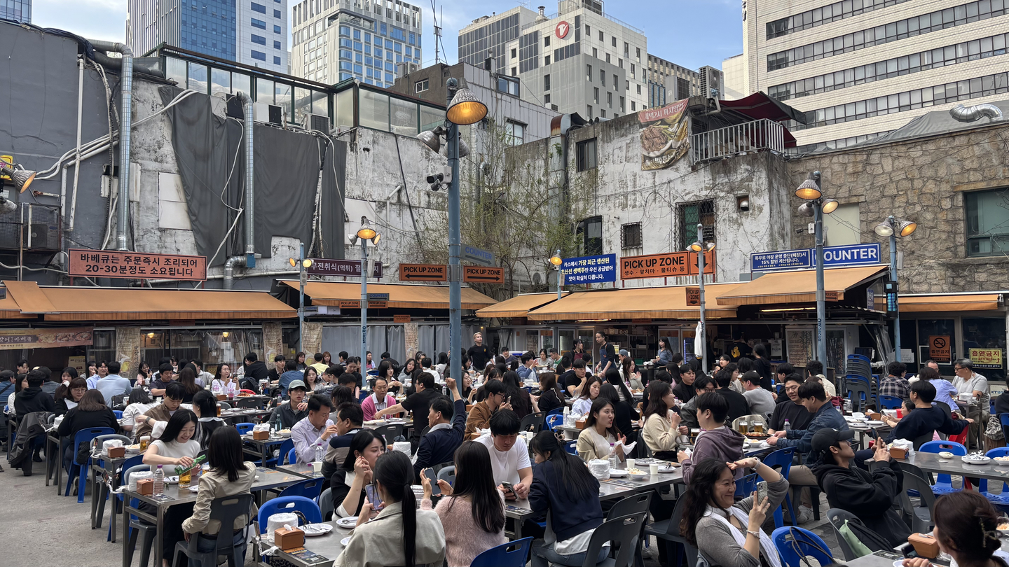 Outdoor tables at Dalmaji Square Barbecue in Euljiro, central Seoul, are filled with diners on April 12. [WOO JI-WON]