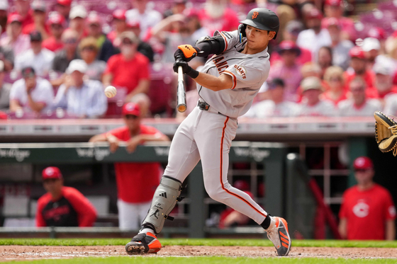 Lee Jung-hoo of the San Francisco Giants hits a single during the ninth inning against the Cincinnati Reds at Great American Ball Park in Cincinnati, Ohio, on April 16. [GETTY IMAGES/YONHAP]