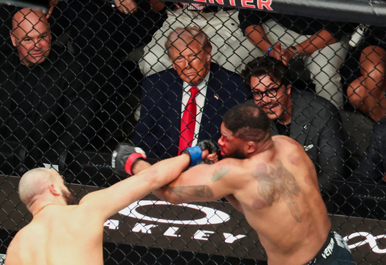 U.S. President Donald Trump, UFC CEO Dana White and Hunter Campbell, chief business officer of the UFC, watch a match during the UFC 327 event at Kaseya Center in Miami on April 11. [REUTERS/YONHAP]