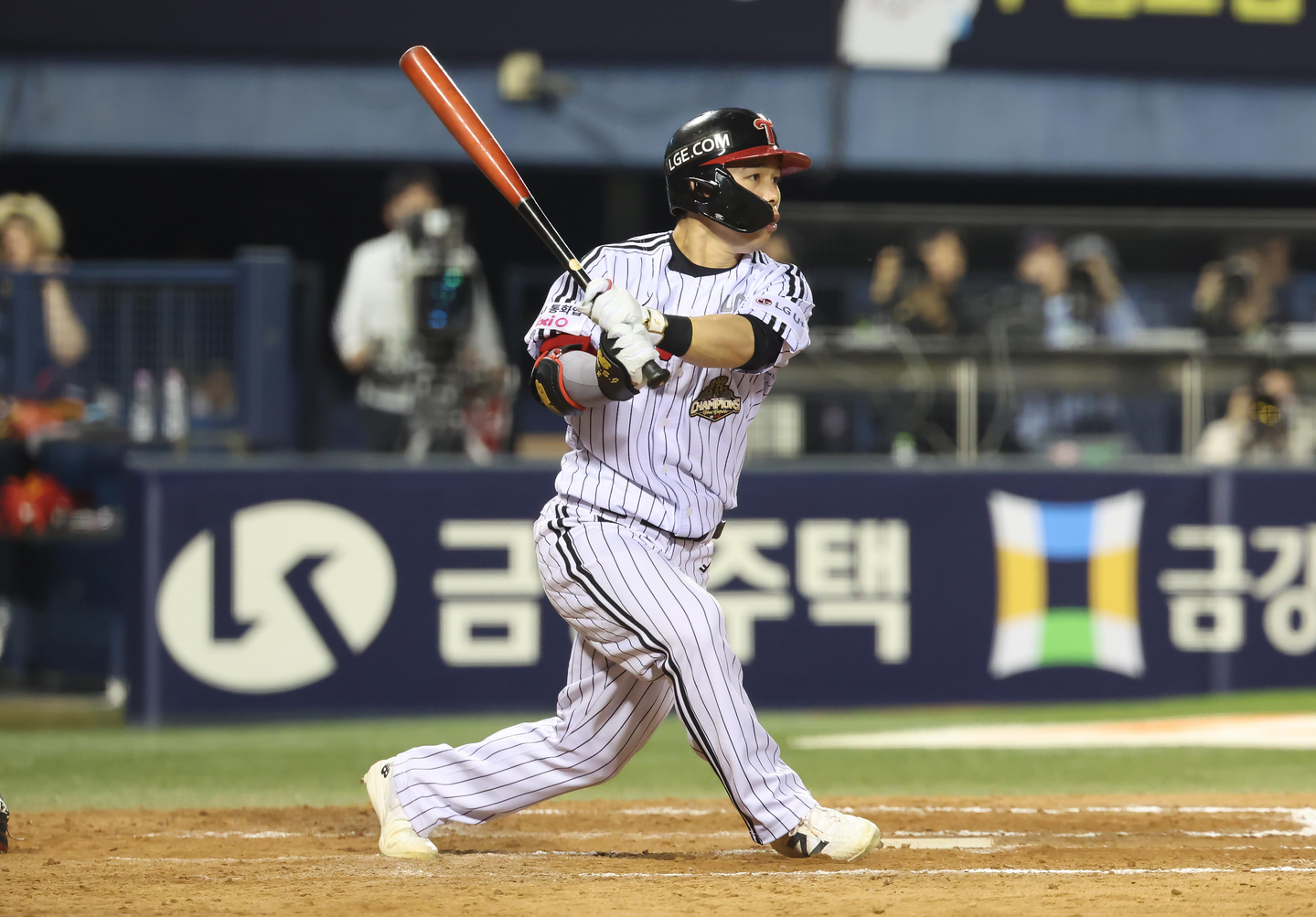 Moon Sung-ju of the LG Twins hits a two-run single against the Lotte Giants during the clubs' Korea Baseball Organization regular-season game at Jamsil Baseball Stadium in Seoul on April 16, 2026. [LG TWINS]