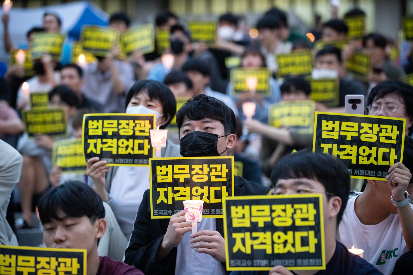 Students at Seoul National University in Gwanak District, western Seoul, hold up placards opposing then-Justice Minister Cho Kuk's appointment on Sept. 9, 2019. [NEWS1] 