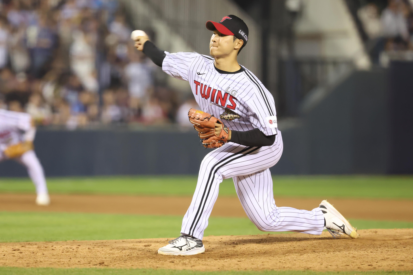 LG Twins reliever Woo Kang-hoon pitches against the Lotte Giants during the clubs' Korea Baseball Organization regular-season game at Jamsil Baseball Stadium in Seoul on April 16, 2026. [LG TWINS]