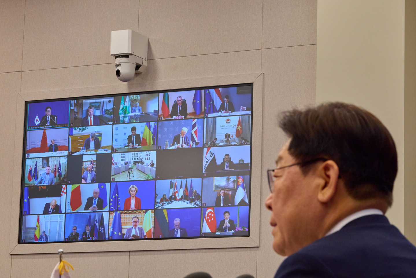 President Lee Jae Myung takes part in an international summit led by France and Britain to discuss the freedom of navigation in the Strait of Hormuz at the Blue House in central Seoul on April 17. The summit was attended by some 50 countries. [BLUE HOUSE]