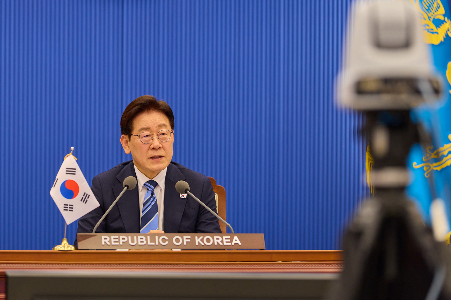 President Lee Jae Myung speaks during an international summit led by France and Britain to discuss the freedom of navigation in the Strait of Hormuz at the Blue House in central Seoul on April 17. Lee took part in the summit via videoconference, joining some 50 countries. [BLUE HOUSE] 
