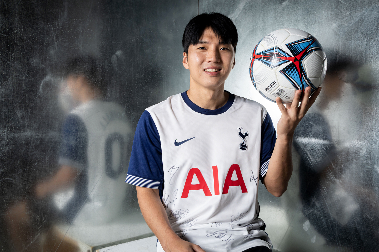 Football content creator Lee Jeong-jin, who runs YouTube channel JFootballTV, poses for a photo during an interview with JoongAng Ilbo. [JANG JIN-YOUNG]