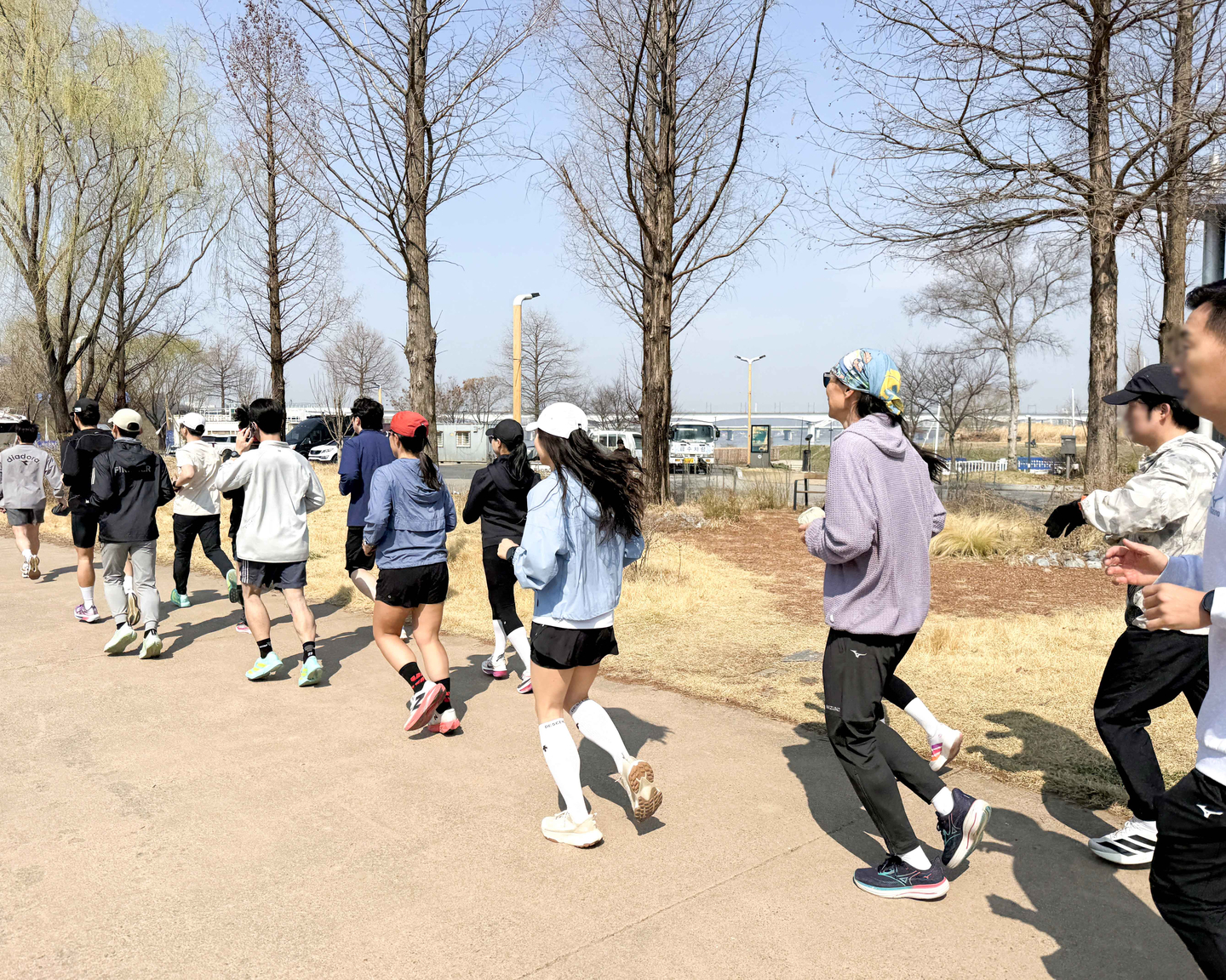 Runners jog together in Yeongdeungpo District, western Seoul, on March 21. [HYUNDAI DEPARTMENT STORE GROUP]