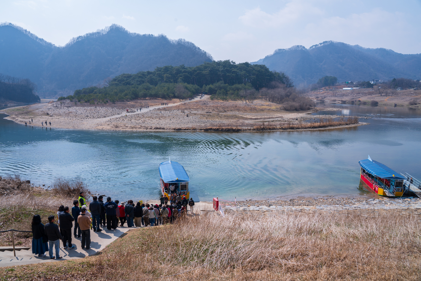 People visit Cheongnyeongpo in Yeongwol County, Gangwon, the film site featured in ″The King's Warden″ [JOONGANG ILBO]