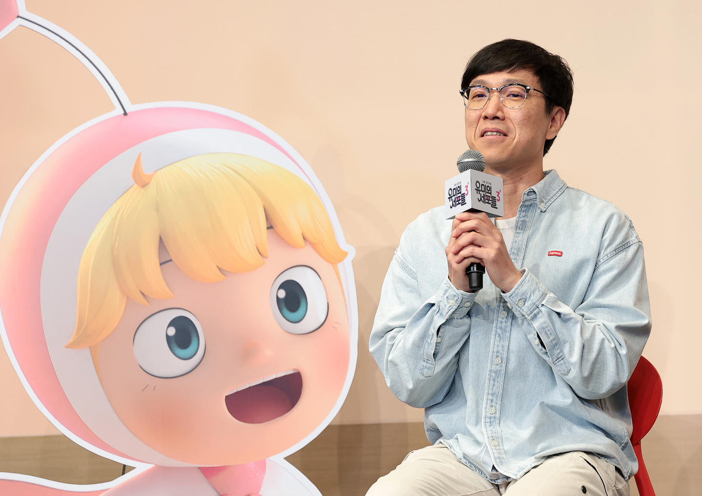 Director Lee Sang-yeob speaks to reporters during a press conference for the third season of “Yumi’s Cells” (2021-) at The Link Seoul hotel in Guro District, southern Seoul, on April 7. [NEWS1]