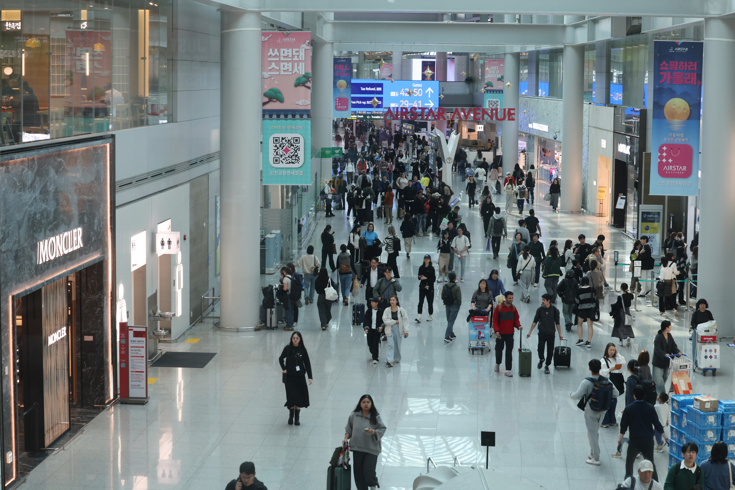 The duty-free area at the Incheon International Airport in November 2025 [YONHAP]