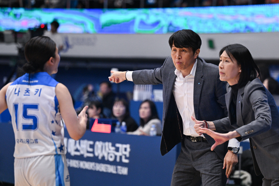 Asan Woori Bank Woori Won head coach Wi Sung-woo, center, and coach Chun Joo-weon, right, speak to a player during a WKBL game. [WOMEN'S KOREAN BASKETBALL LEAGUE]