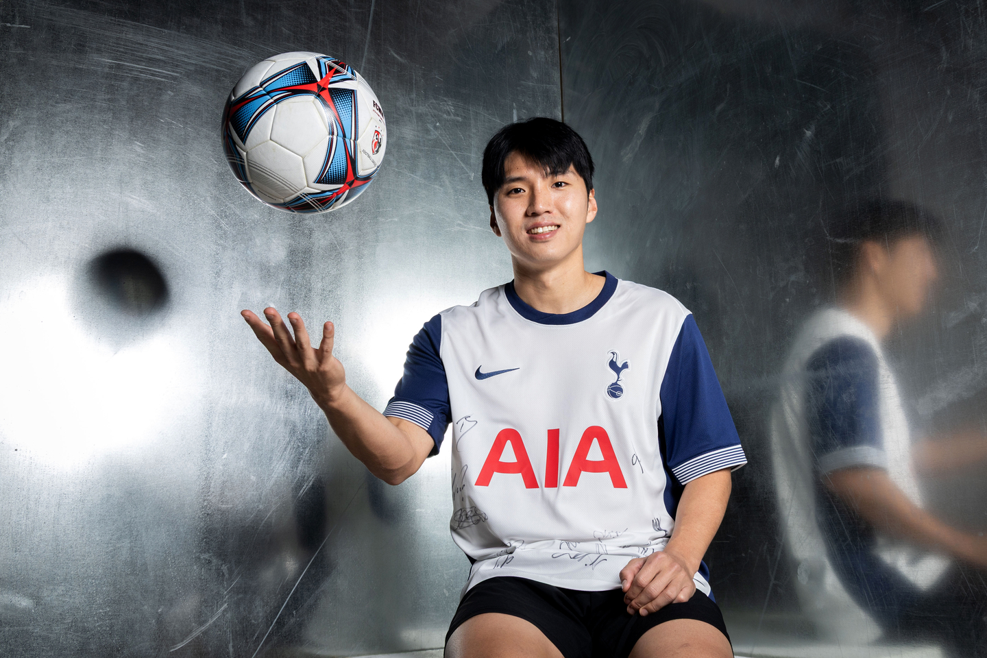 Football content creator Lee Jeong-jin, who runs YouTube channel JFootballTV, poses for a photo during an interview with JoongAng Ilbo. [JANG JIN-YOUNG]