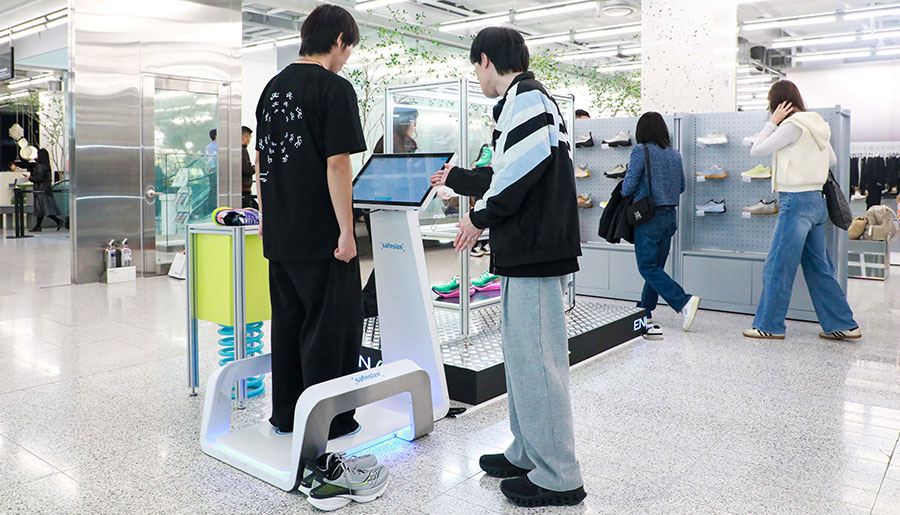 A customer tries a foot-scanning service at The Hyundai Seoul in Yeouido, Yeongdeungpo District, western Seoul. [HYUNDAI DEPARTMENT STORE GROUP]