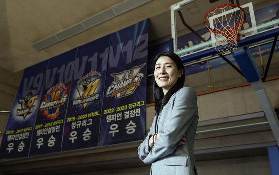 Asan Woori Bank Woori Won head coach Chun Joo-weon poses for a photo during an interview with the JoongAng Ilbo in Seongbuk District, northern Seoul, on April 16. [JOONGANG ILBO]