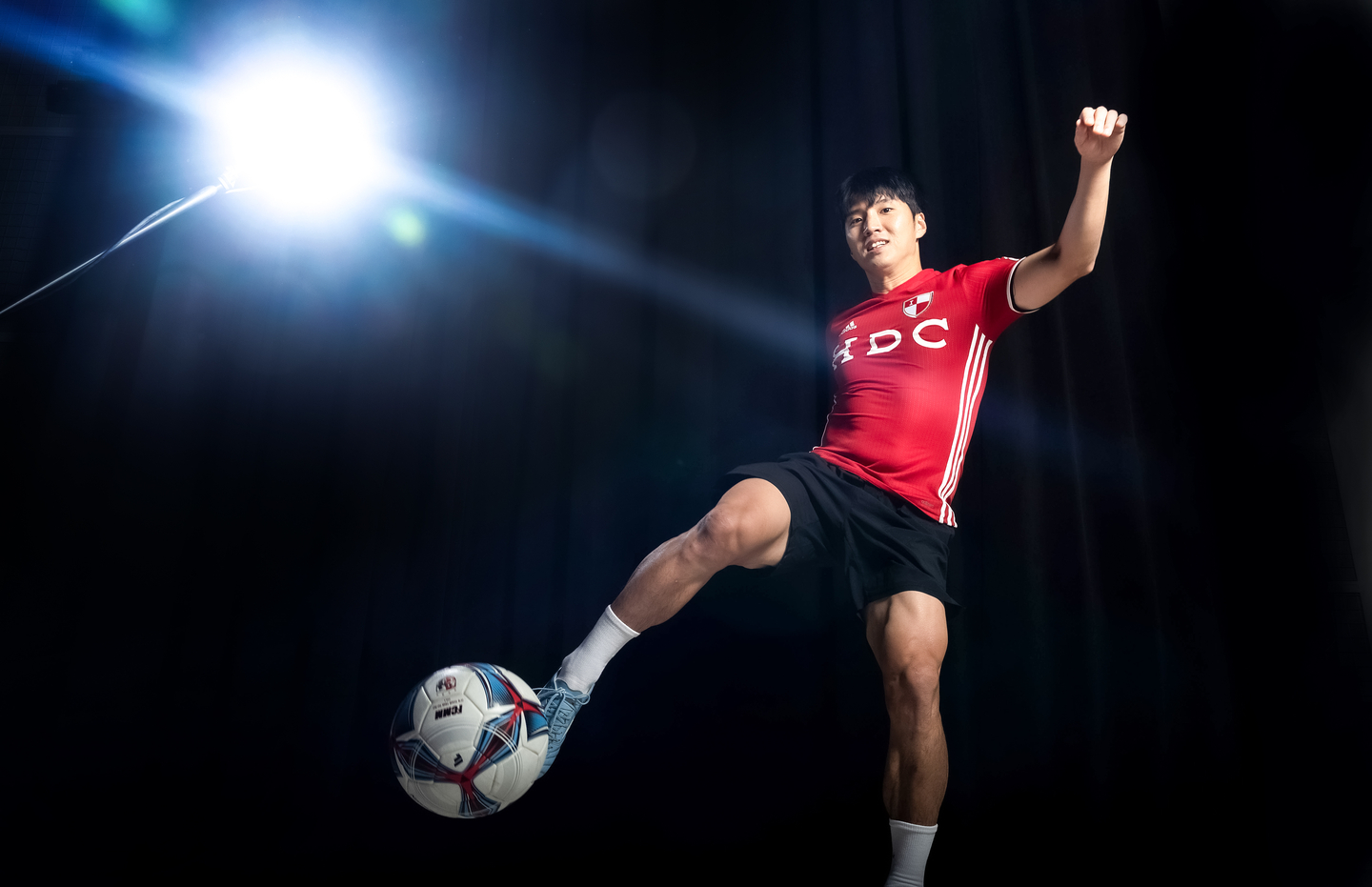 Football content creator Lee Jeong-jin, who runs YouTube channel JFootballTV, poses for a photo during an interview with JoongAng Ilbo. [JANG JIN-YOUNG]