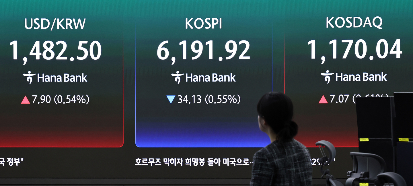 The dollar-won exchange rate is displayed on an electronic board in the dealing room of Hana Bank’s headquarters in Jung District, central Seoul, on April 17 [NEWS1] 