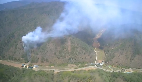 Smoke arises from the mountain in Andong, North Gyeongsang, where a fire broke out on April 18. [GYEONGBUK FIRE SERVICE HEADQUARTERS]