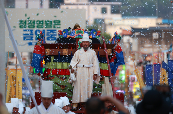 King Danjong’s royal funeral procession is reenacted during the King Danjong Culture Festival on April 25, 2025. [YEONGWOL COUNTY]