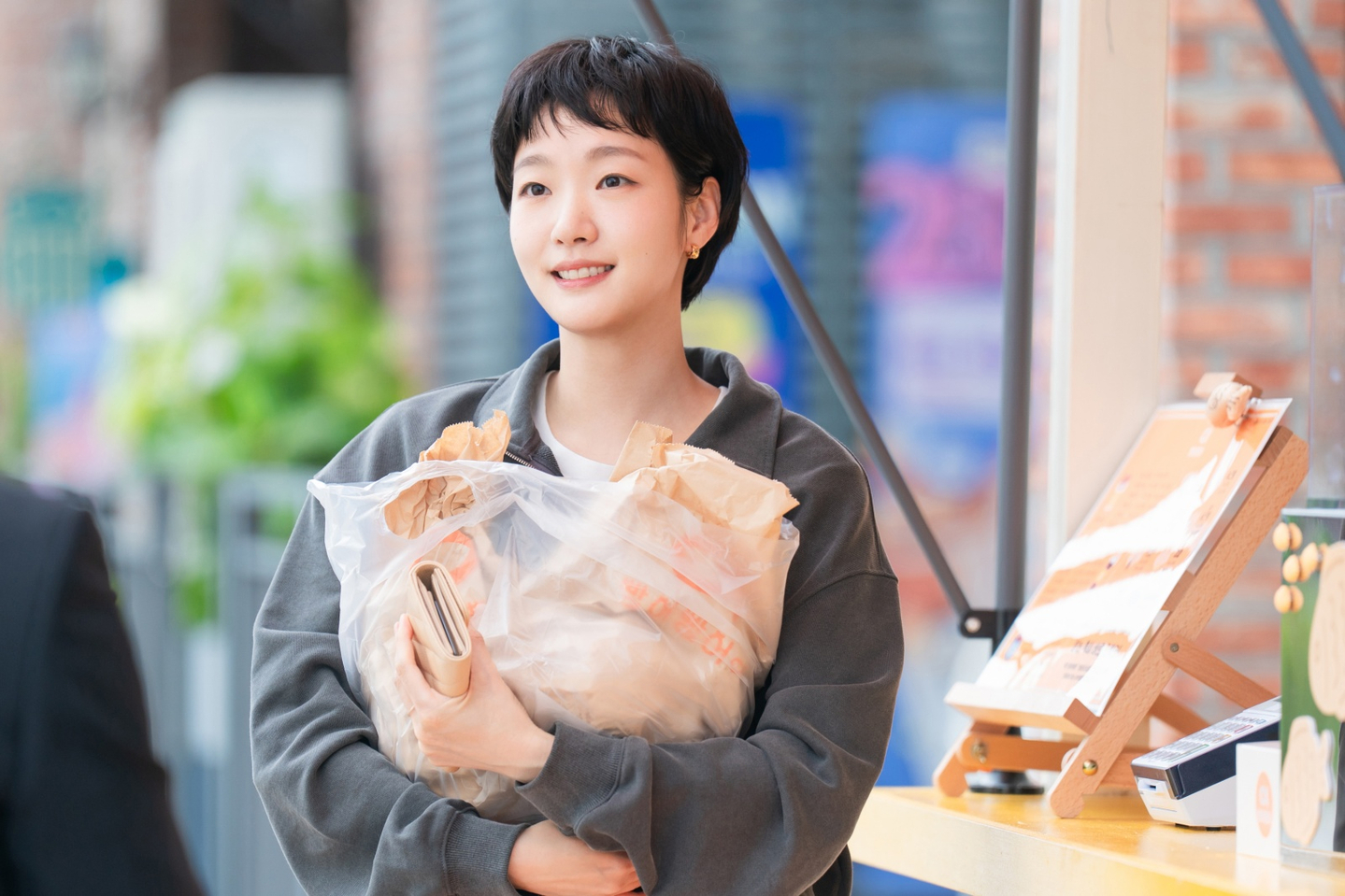Kim Go-eun plays the titular role of Yumi in the third season of ″Yumi's Cells″ (2021-), a romantic comedy series adapted from the eponymous webtoon. [TVING]