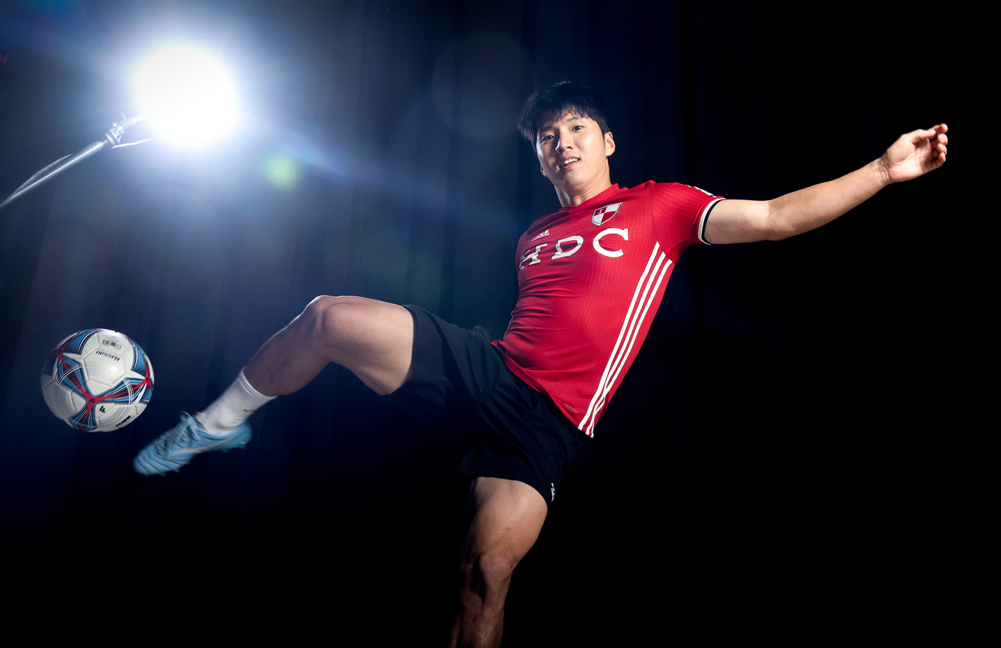 Football content creator Lee Jeong-jin, who runs YouTube channel JFootballTV, poses for a photo during an interview with JoongAng Ilbo. [JANG JIN-YOUNG]