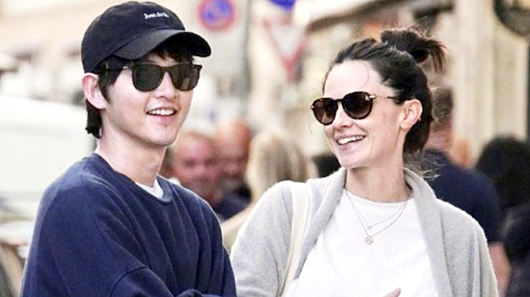 Actors Song Joong-ki, left, and Katy Louise Saunders [SCREEN CAPTURE]