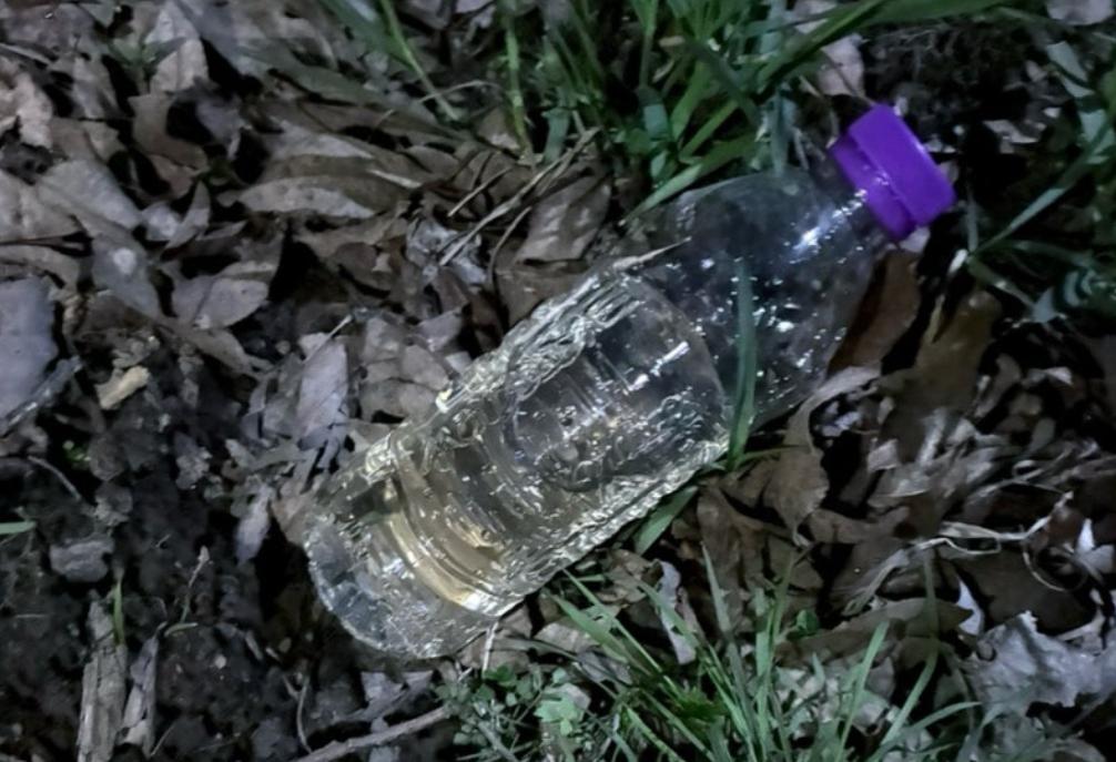 A bottle filled with water from the Salmokji reservoir in Yesan County, South Chungcheong, is pictured in this photo uploaded on a Naver blog on April 14. [SCREEN CAPTURE]