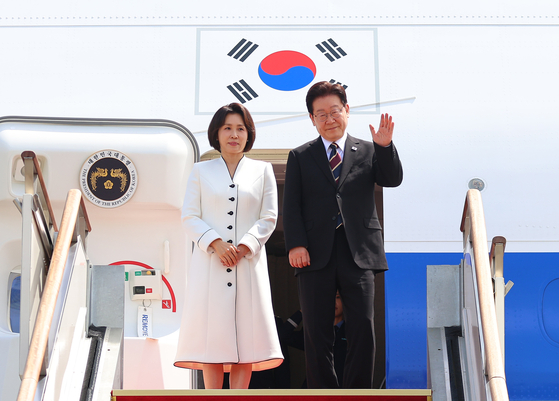 President Lee Jae Myung, right, and first lady Kim Hea Kyung depart from Seoul Air Base in Seongnam, Gyeonggi, on April 19 for a six-day trip to India and Vietnam. He will be making state visits to both countries. [JOINT PRESS CORPS]