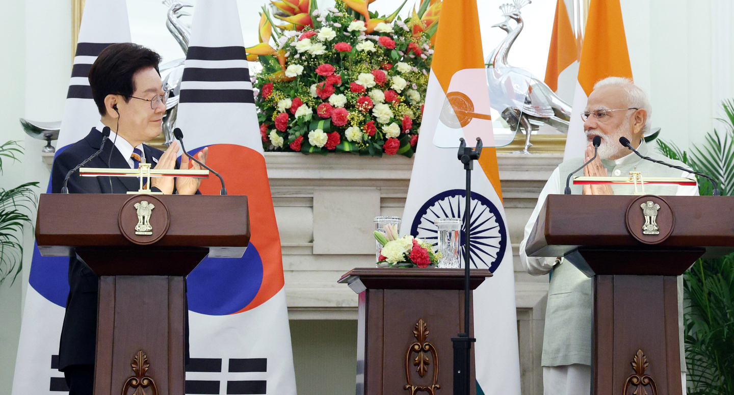 Korean President Lee Jae Myung, left, and Indian Prime Minister Narendra Modi hold a joint press conference after their bilateral summit at the Hyderabad House in New Delhi on April 20. [JOINT PRESS CORPS]