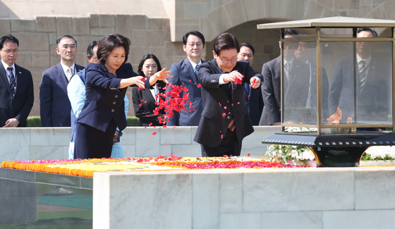 President Lee Jae Myung, right, and first lady Kim Hea Kyung pay respects at Raj Ghat, a memorial dedicated to Mahatma Gandhi, in New Delhi on April 20. [JOINT PRESS CORPS] 