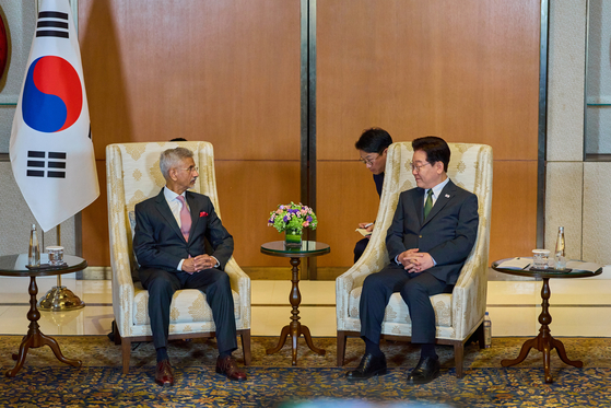 President Lee Jae Myung, right, speaks with Indian Minister of External Affairs Subrahmanyam Jaishankar at a hotel in New Delhi on April 19. [JOINT PRESS CORPS] 