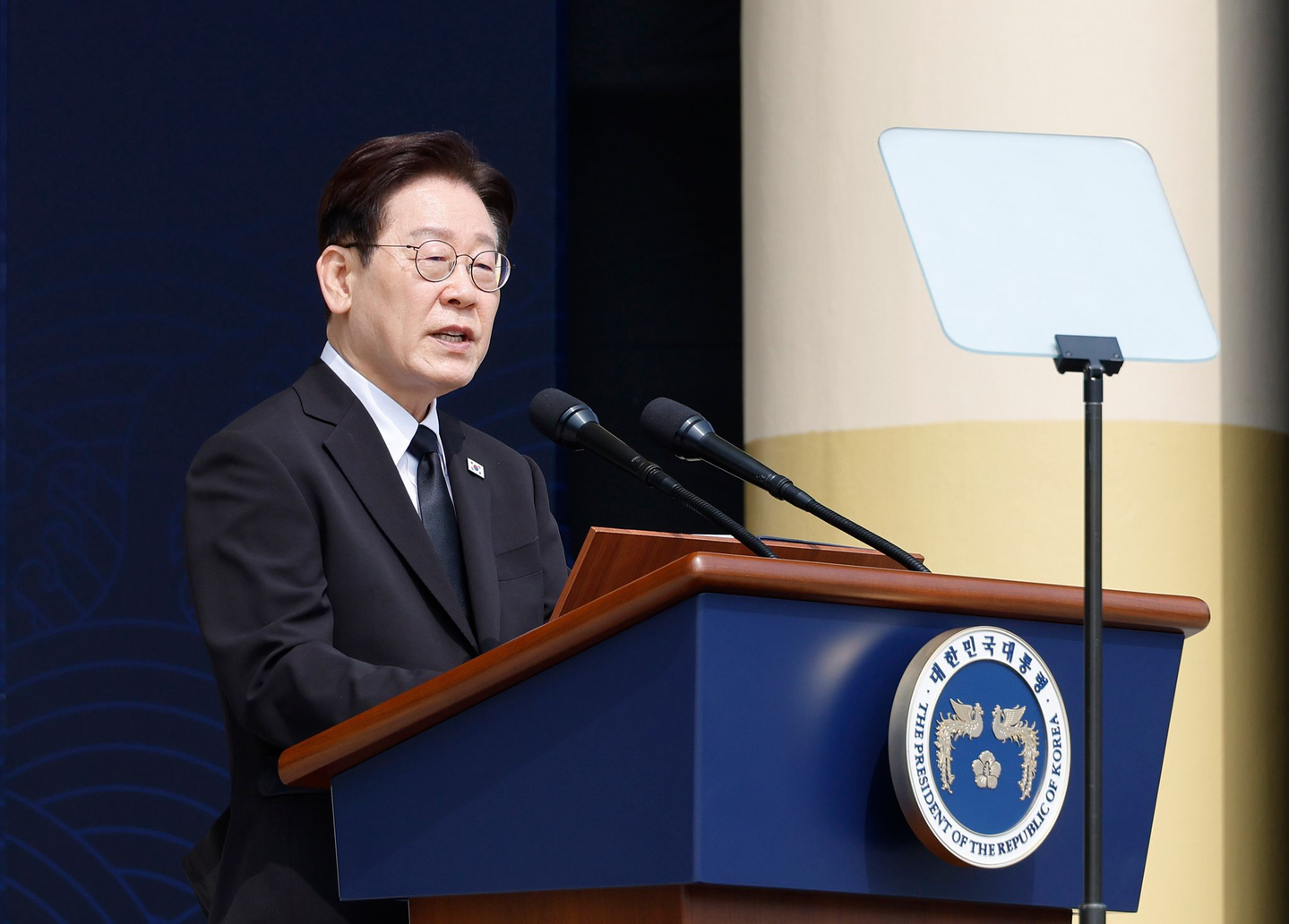 President Lee Jae Myung delivers commemorative remarks at the 11th West Sea Defense Day Commemoration at the Daejeon National Cemetery on March 27. [JOINT PRESS CORPS]