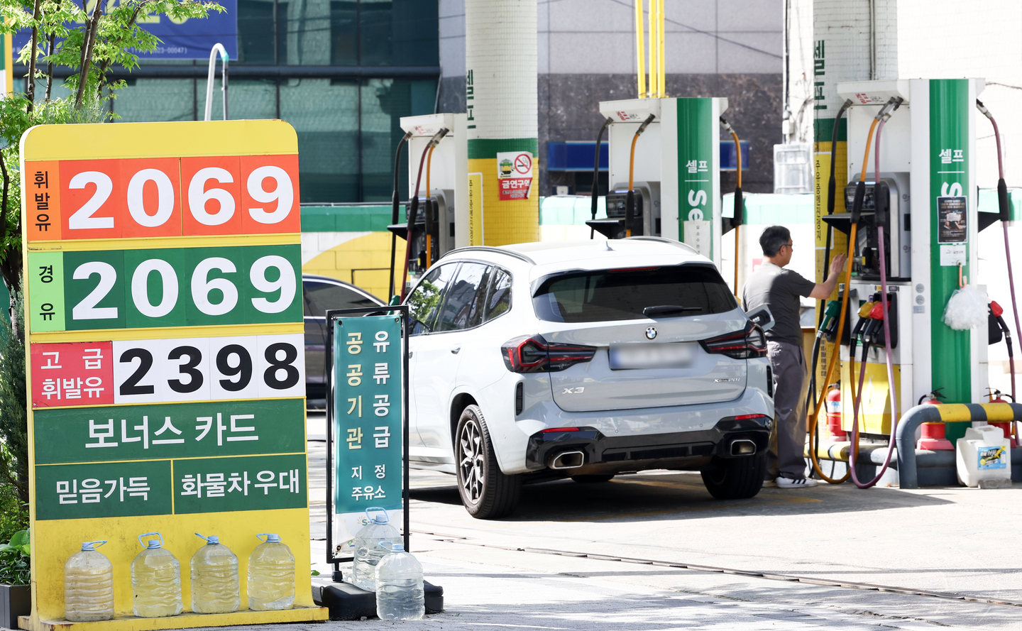 Fuel price information is displayed at a gas station in Seoul on April 19. [NEWS1] 
