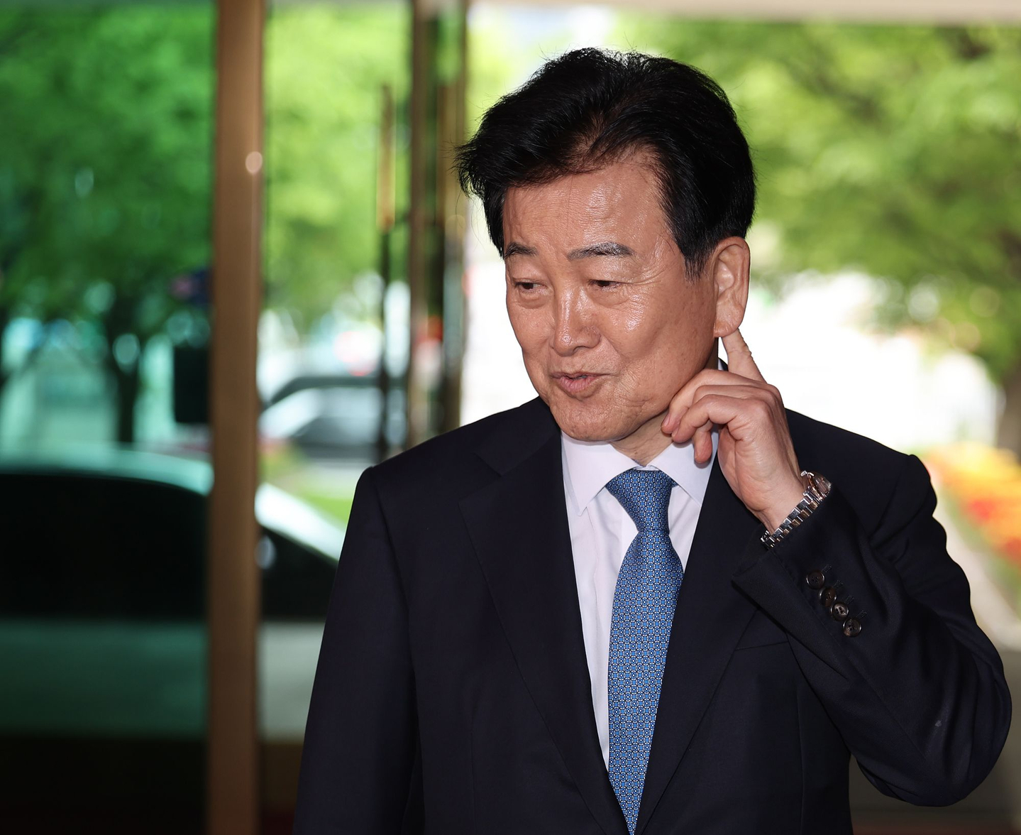Unification Minister Chung Dong-young speaks to reporters as he arrives at the Government Complex in Jongno District, central Seoul, on April 20. [YONHAP]
