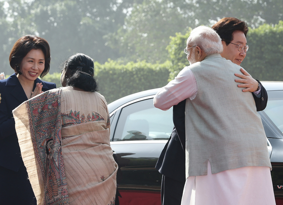 Korean President Lee Jae Myung, right, and Indian Prime Minister Narendra Modi embrace ahead of a welcome ceremony at the Rashtrapati Bhavan in New Delhi on April 20. [JOINT PRESS CORPS]