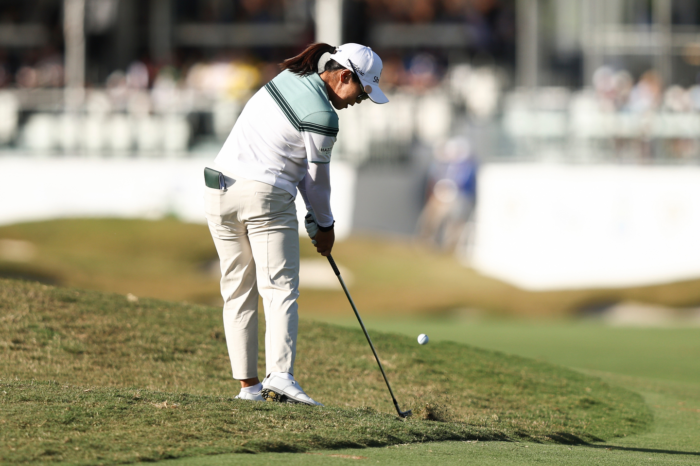 Im Jin-hee hits from the rough on the eighteenth hole during the final round of the LPGA's JM Eagle LA Championship golf tournament at El Caballero Country Club on April 19. [AP/YONHAP]