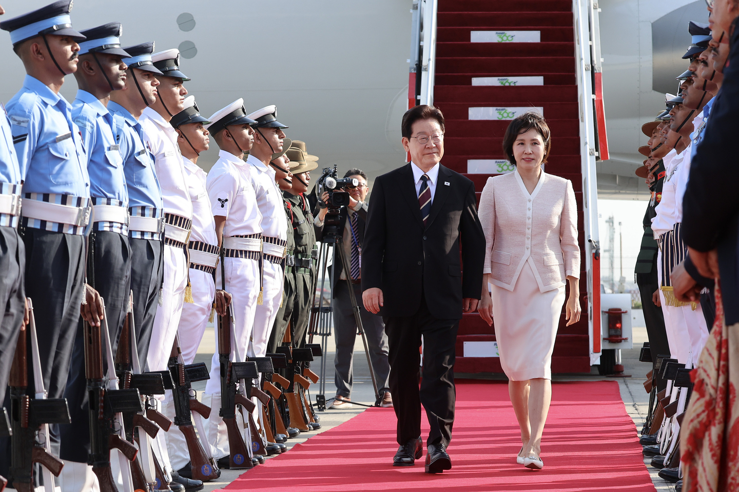 Korean President Lee Jae Myung, left, and first lady Kim Hea Kyung arrive at Palam Air Base in New Delhi on April 19, beginning a three-day state visit to India. [JOINT PRESS CORPS]