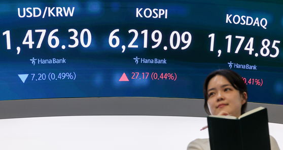A screen in Hana Bank's trading room in central Seoul shows the Kospi closing on April 20. [NEWS1]