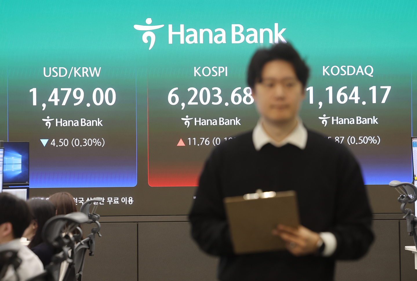 A screen in Hana Bank's trading room in central Seoul shows the Kospi on April 20. [YONHAP]