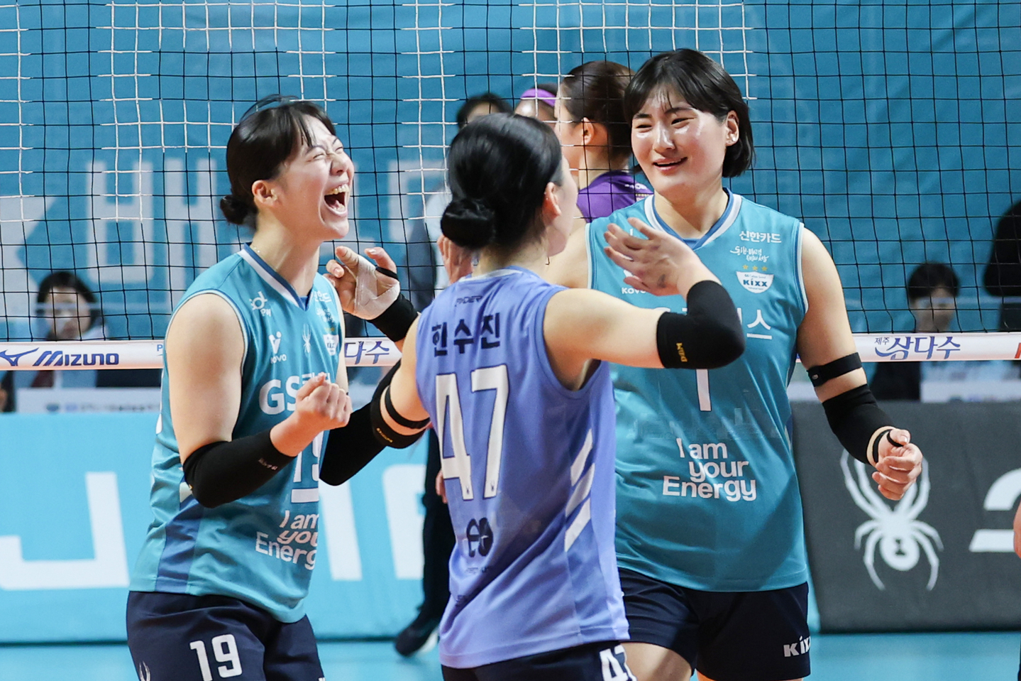 Players from GS Caltex Seoul Kixx celebrate their win after a match against Heungkuk Life Insurance Pink Spiders in central Seoul on March 24. [YONHAP] 