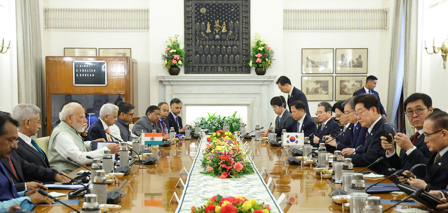 Korean President Lee Jae Myung, center right, and Indian Prime Minister Narendra Modi hold a bilateral summit at the Hyderabad House in New Delhi on April 20. [JOINT PRESS CORPS]