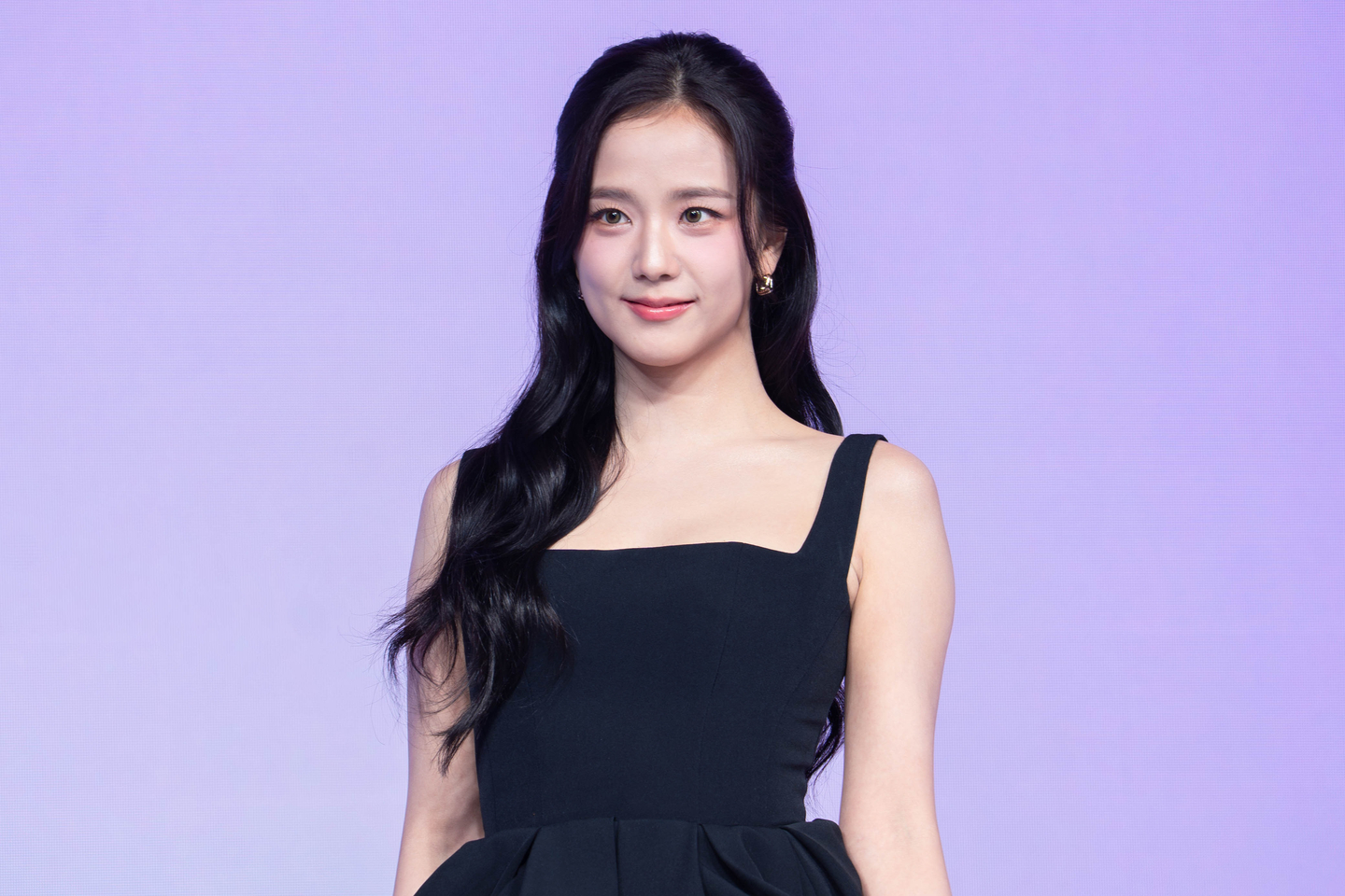 Blackpink's Jisoo of Netflix's rom-com series ″Boyfriend on Demand″ poses for photos during the show's press conference held in Jongno District, central Seoul, on Feb. 26. [DANIELA GONZALEZ PEREZ]