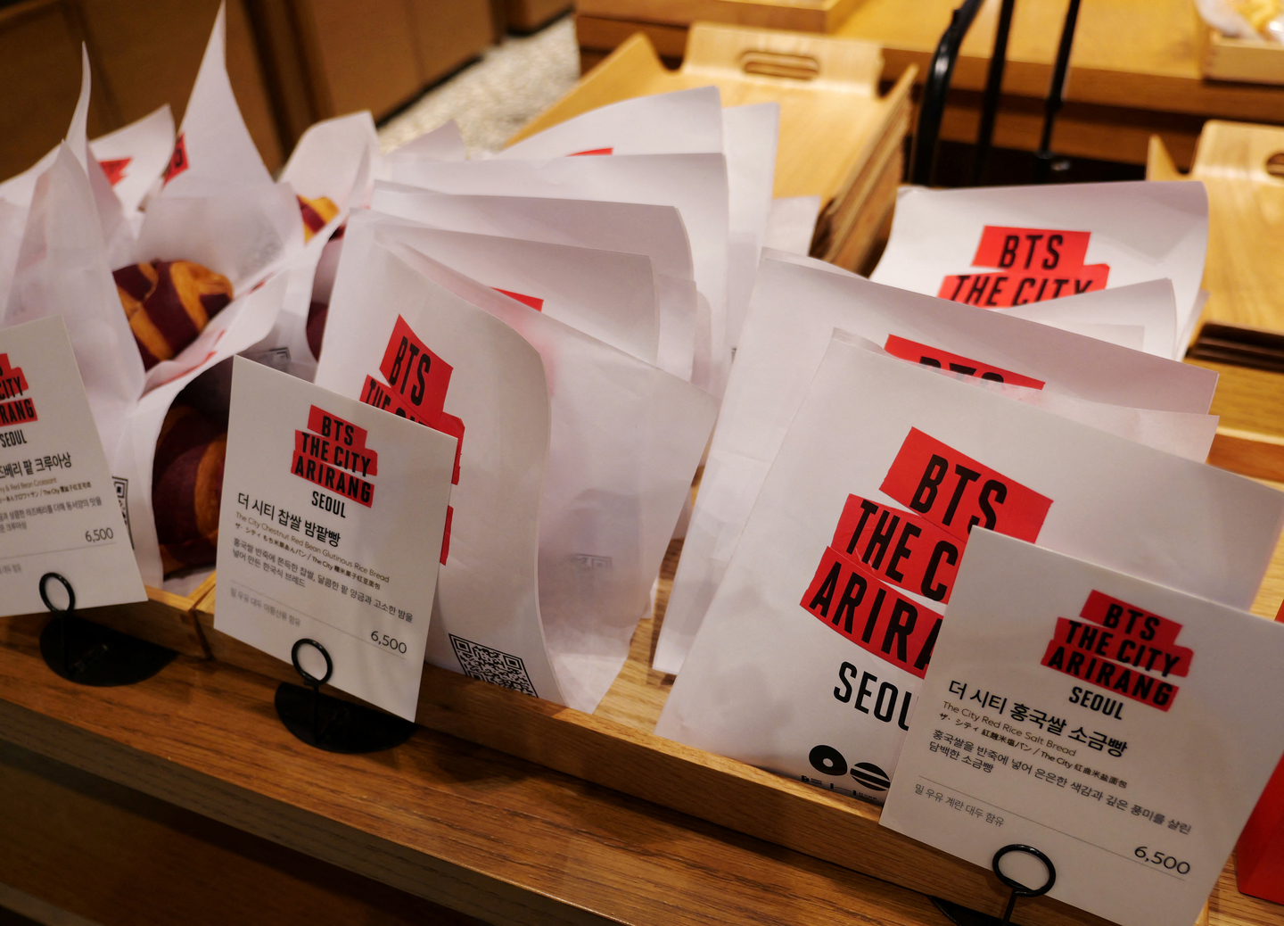 Bakery products in a bag bearing the logo of ″BTS The City Arirang Seoul″ are on display at a cafe in Seoul on March 23. [REUTERS/YONHAP]
