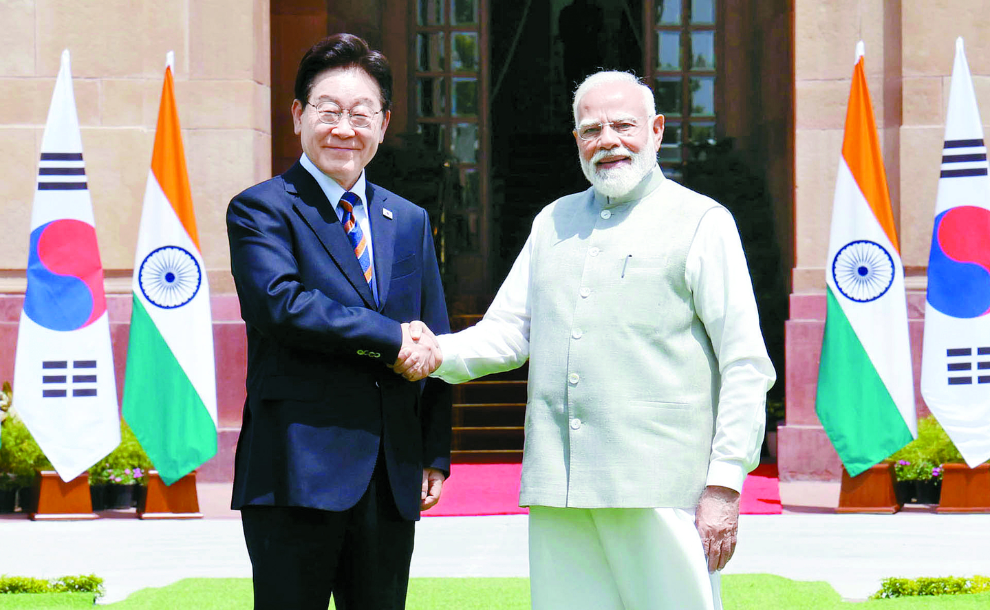 Korean President Lee Jae Myung, left, and Indian Prime Minister Narendra Modi shake hands ahead of their bilateral summit at the Hyderabad House in New Delhi on April 20. [JOINT PRESS CORPS]
