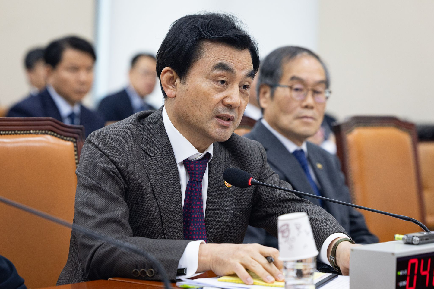 Defense Minister Ahn Gyu-back speaks during a parliamentary hearing at the National Assembly in Yeouido, western Seoul, on April 14. [NEWS1] 