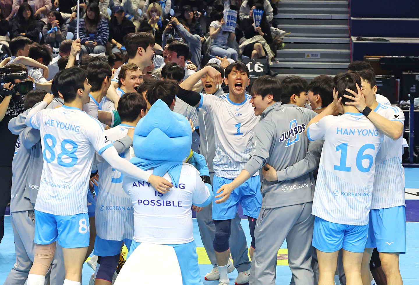 Male players of Korean Air Jumbos celebrate their comprehensive victory of the 2025-26 V League title at a gym in Incheon on April 10. [YONHAP]