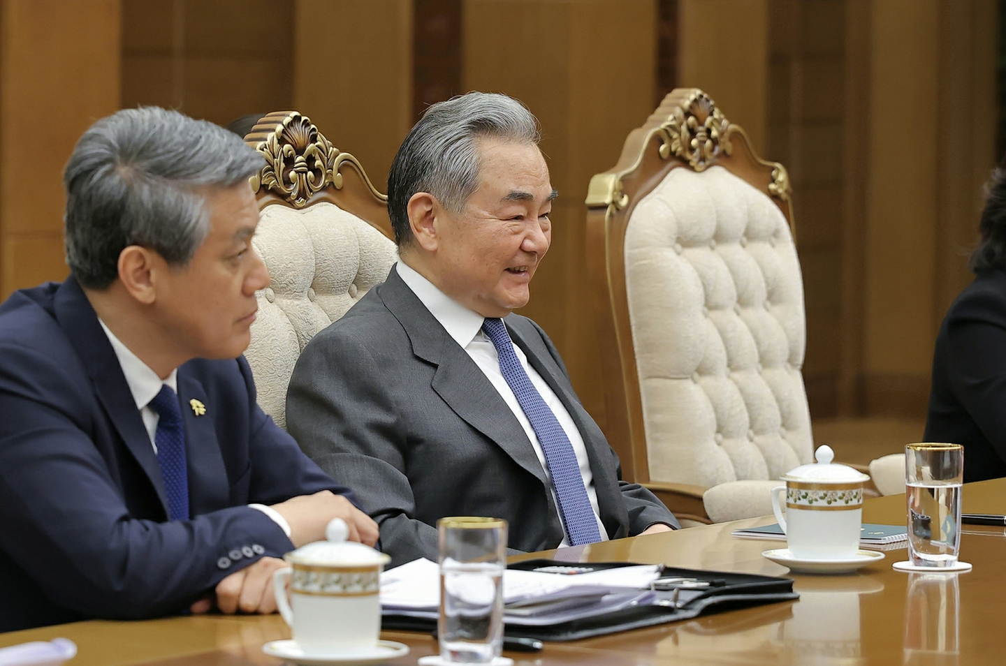 Chinese Foreign Minister Wang Yi, center, meets with North Korea leader Kim Jong-un in Pyongyang on April 10 in this photo provided by North Korea’s Rodong Sinmun newspaper, reported on April 11. [NEWS1]