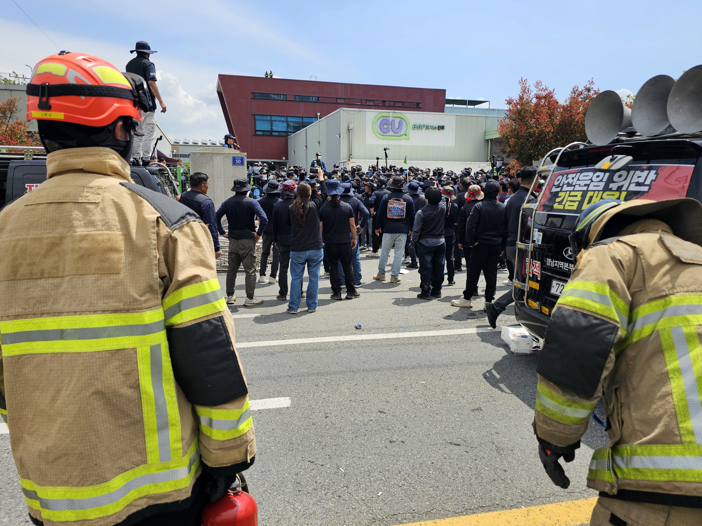 Police and firefighters are at a CU logistics center in Jinju, South Gyeongsang, on April 20 after a truck crashed into three people during a protest by the Korean Public Service and Transport Workers’ Union. [NEWS1]